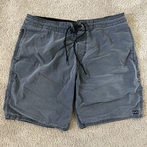 Billabong Vintage Faded Navy Blue Boardshorts Oahu, Hawaii Size 31 waist